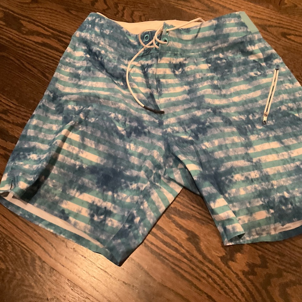 Swimsuit w/ liner and drawstring
Size 34
Lululemon